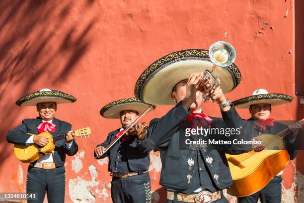 traditional mexican mariachi group in merida, yucatan, mexico - mariachi band stockfoto's en -beelden