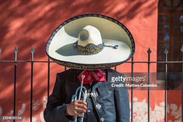 man with trumpet from mariachi group, yucatan, mexico - sombrero photos et images de collection