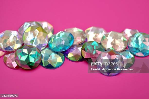 pastel-colored rhinestones on pink background - rhinestone fotografías e imágenes de stock