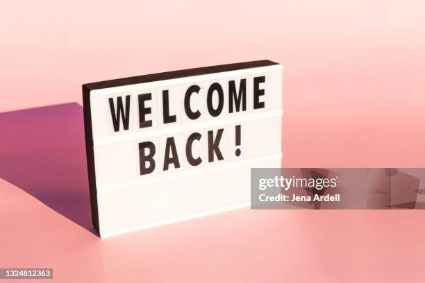 welcome back sign reopening sign - panneau de bienvenue photos et images de collection