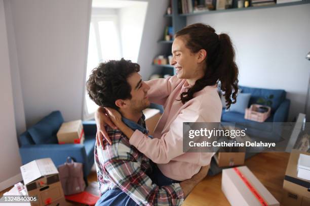 moving of a young couple - young couple foto e immagini stock