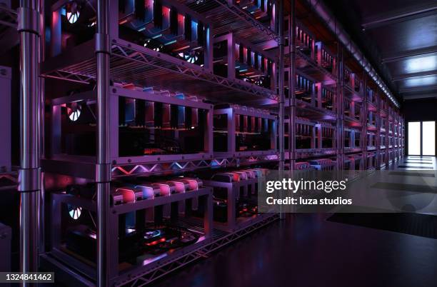 kryptowährung mining-rigs in einem rechenzentrum - cryptocurrencies stock-fotos und bilder