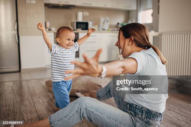 mère aime son petit fils - les-bras-écartés photos et images de collection
