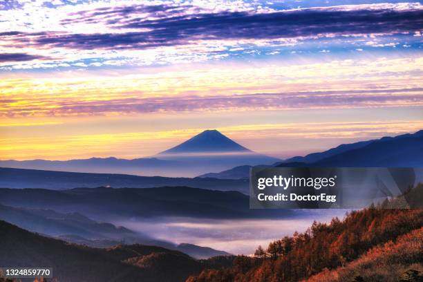 fuji mountain with morning mist from takabocchi highlands in autumn sunrise time, nagano, japan - prefectura de nagano fotografías e imágenes de stock