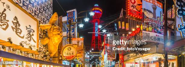 i ristoranti della osaka shinsekai tsutenkaku tower hanno illuminato il panorama notturno al neon in giappone - shinsekai osaka foto e immagini stock