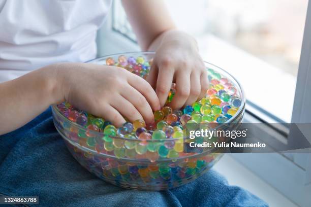 a child plays with hydrogel beads - bead bildbanksfoton och bilder