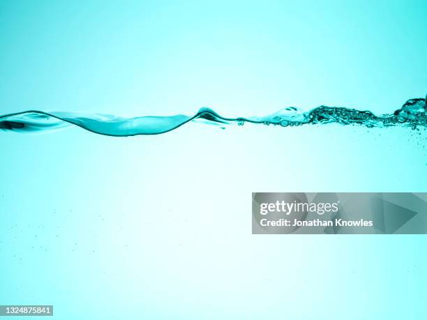 water surface on blue background - water line stockfoto's en -beelden