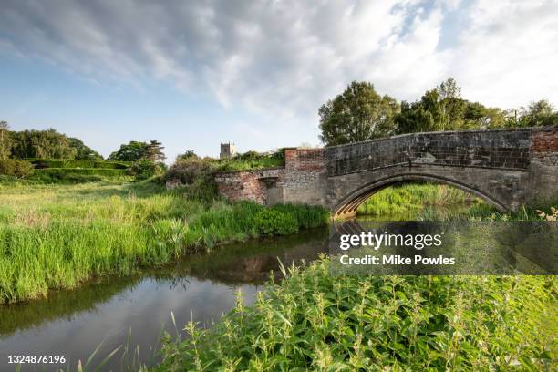 wiveton bridge carries traffic over the river glaven. wiveton. norfolk. u.k - norfolk england photos et images de collection