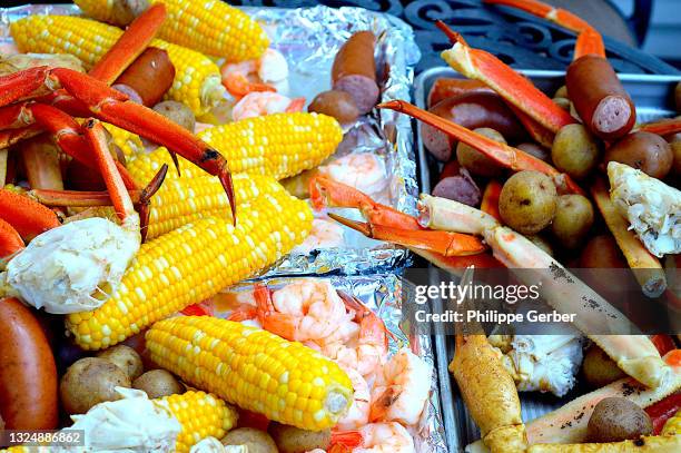 southern style seafood boil - crab leg stock pictures, royalty-free photos & images