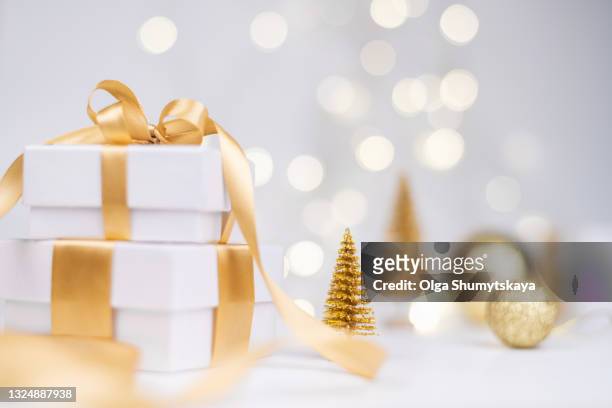 christmas decor christmas tree and gifts on white bokeh background - christmas gift fotografías e imágenes de stock