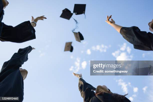 un grupo de graduados asiáticos - universidad fotografías e imágenes de stock