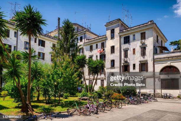 a courtyard in a residential area in the ancient and popular testaccio district in the historic center of rome - testaccio roma imagens e fotografias de stock