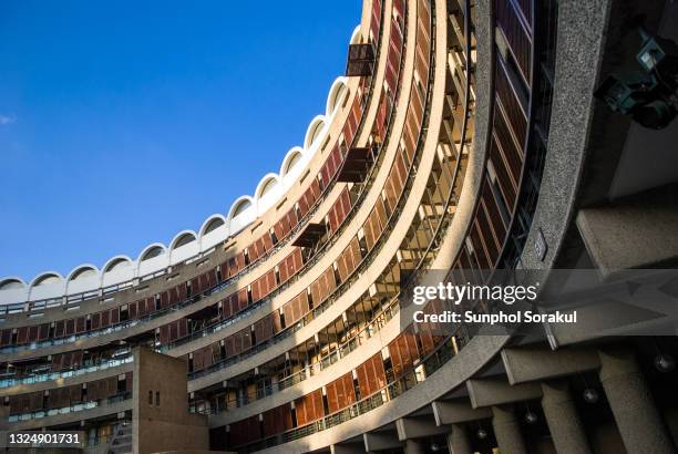 curve shaped of frobisher crescent apartment, the barbican, london uk - barbican stock pictures, royalty-free photos & images