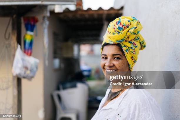 afro mulher no quintal - bahia - fotografias e filmes do acervo