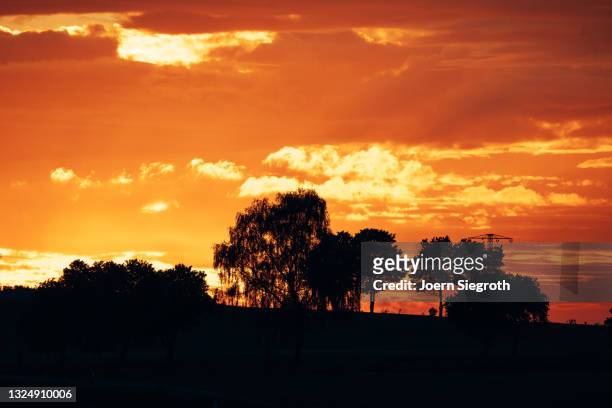 ein sonnenuntergang im sommer - agrarbetrieb stock pictures, royalty-free photos & images