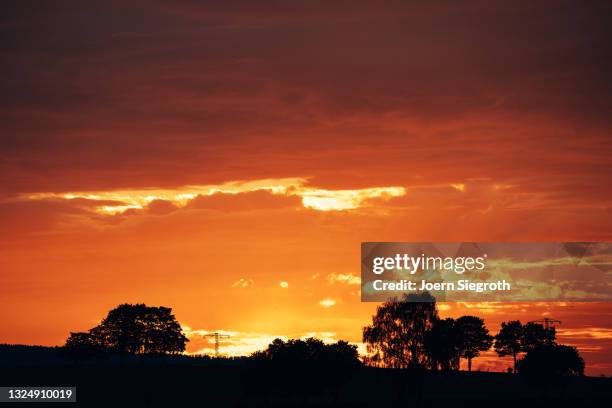 ein sonnenuntergang im sommer - agrarbetrieb stock pictures, royalty-free photos & images