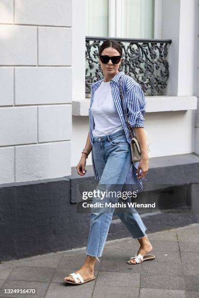 Patricia Wirschke, fashion blogger, art historian and CEO of high10art wearing arket blouse in white, ivy and oak shirt, Armedangels jeans, Hermès...