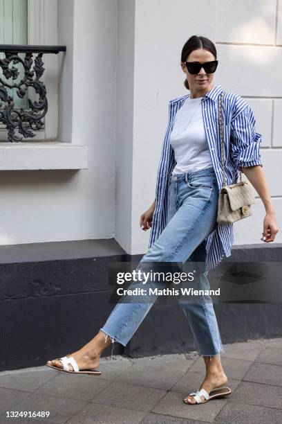 Patricia Wirschke, fashion blogger, art historian and CEO of high10art wearing arket blouse in white, ivy and oak shirt, Armedangels jeans, Hermès...