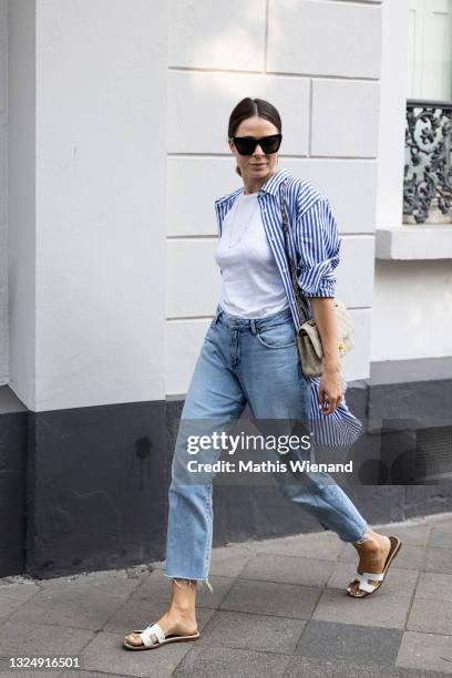 Patricia Wirschke, fashion blogger, art historian and CEO of high10art wearing arket blouse in white, ivy and oak shirt, Armedangels jeans, Hermès...