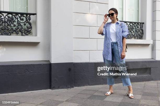 Patricia Wirschke, fashion blogger, art historian and CEO of high10art wearing arket blouse in white, ivy and oak shirt, Armedangels jeans, Hermès...