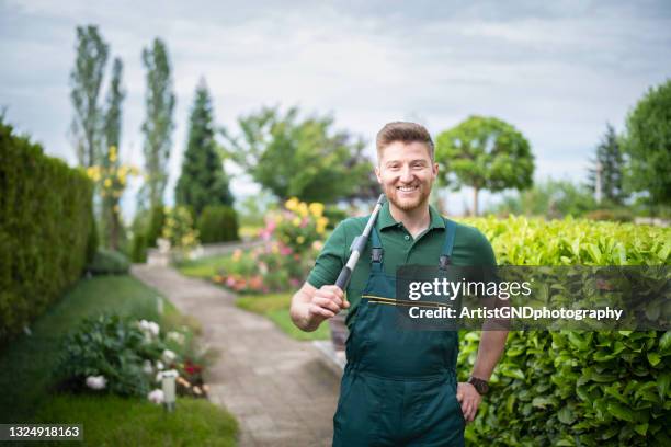 retrato de paisajista profesional. - jardinería fotografías e imágenes de stock