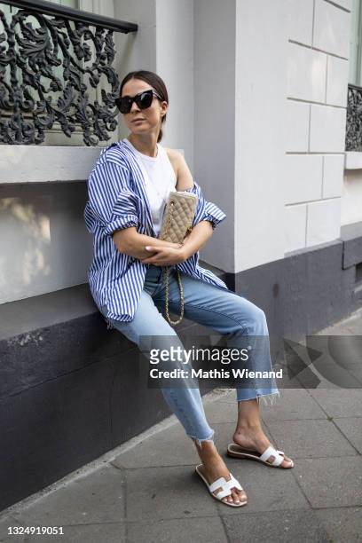 Patricia Wirschke, fashion blogger, art historian and CEO of high10art wearing arket blouse in white, ivy and oak shirt, Armedangels jeans, Hermès...