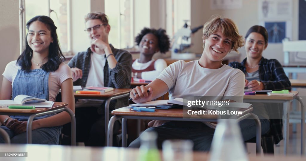 Plan d’élèves riant pendant une leçon dans une salle de classe