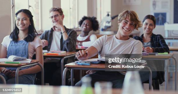 教室でのレッスン中に笑っている生徒のショット - 中学校 ストックフォトと画像