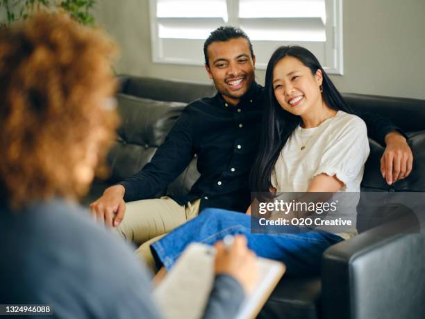 beratungssitzung - eheberatung stock-fotos und bilder