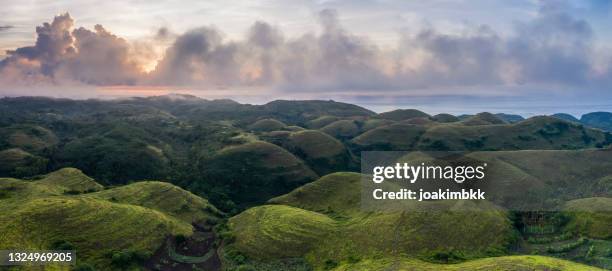 sonnenaufgang über den hügeln der nusa penida in bali indonesien - nusa penida stock-fotos und bilder