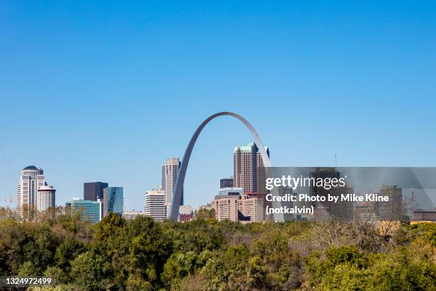 st. louis skyline with the gateway arch - eero saarinen stock pictures, royalty-free photos & images