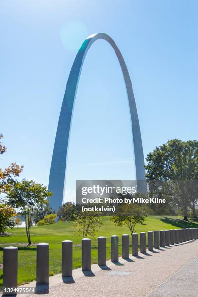 the gateway arch - vertical - missouri arch stock pictures, royalty-free photos & images