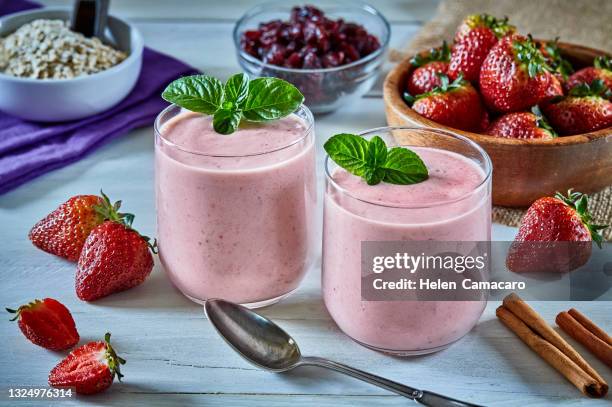 delicious and fresh strawberry smoothies. healthy eating - batido de fresa fotografías e imágenes de stock