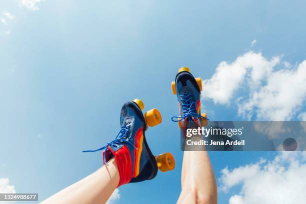 personal perspective rollerskates in air - piernas en el aire fotografías e imágenes de stock