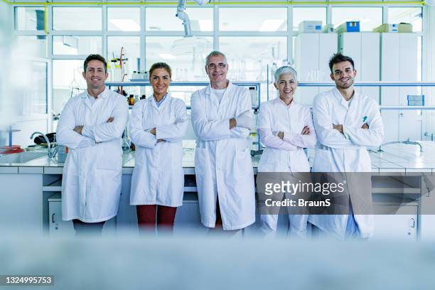 équipe d’experts médicaux heureux en laboratoire. - biochimiste photos et images de collection