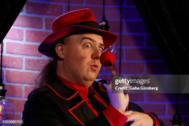Bizzarp Singer 48 Illusionist Bizzaro Photos & High Res Pictures - Getty Images