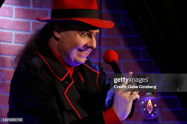 Bizzarp Singer 48 Illusionist Bizzaro Photos & High Res Pictures - Getty Images