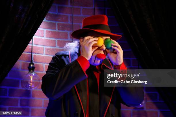 Bizzarp Singer 48 Illusionist Bizzaro Photos & High Res Pictures - Getty Images
