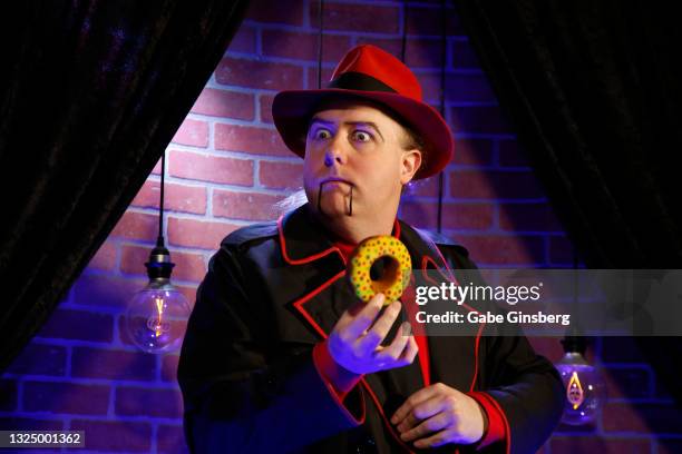 Bizzarp Singer 48 Illusionist Bizzaro Photos & High Res Pictures - Getty Images