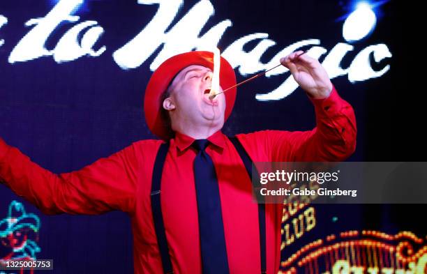 Bizzarp Singer 48 Illusionist Bizzaro Photos & High Res Pictures - Getty Images
