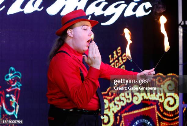 Bizzarp Singer 48 Illusionist Bizzaro Photos & High Res Pictures - Getty Images