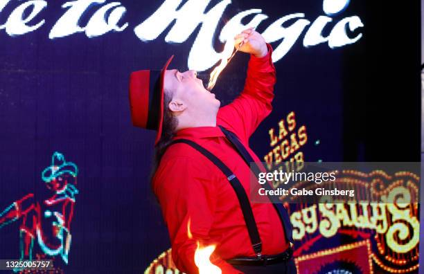 Bizzarp Singer 48 Illusionist Bizzaro Photos & High Res Pictures - Getty Images