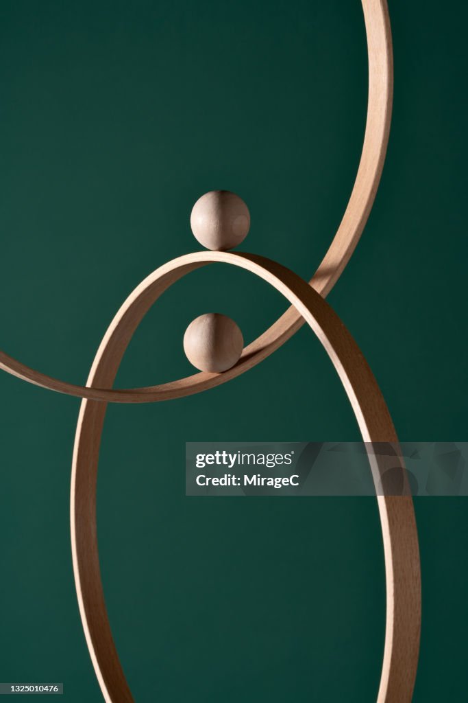 Two Wooden Spheres Moves on Intersected Rings