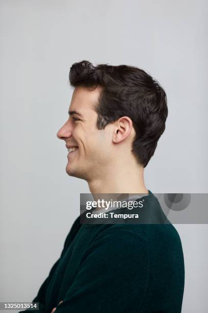 retrato de hombre joven - vista de costado fotografías e imágenes de stock