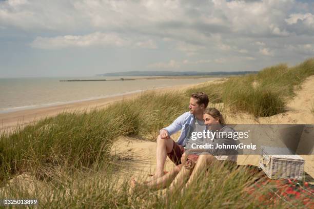 weekenders getting away from it all at the beach - camber sands stockfoto's en -beelden