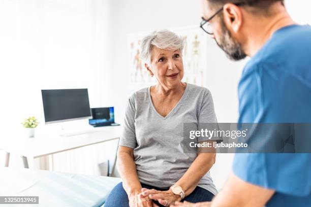 su cuerpo parece estar recuperándose bien - mujeres-mayores fotografías e imágenes de stock