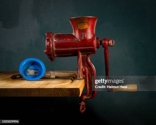 old meat grinder with patina - vleesmolen stockfoto's en -beelden