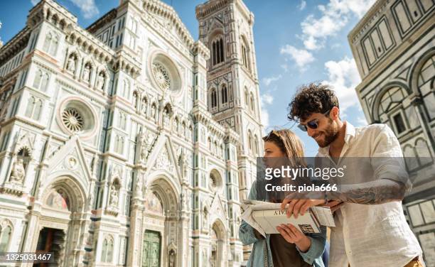 couple of tourists in florence, travelling around italy - florence italy city stock pictures, royalty-free photos & images