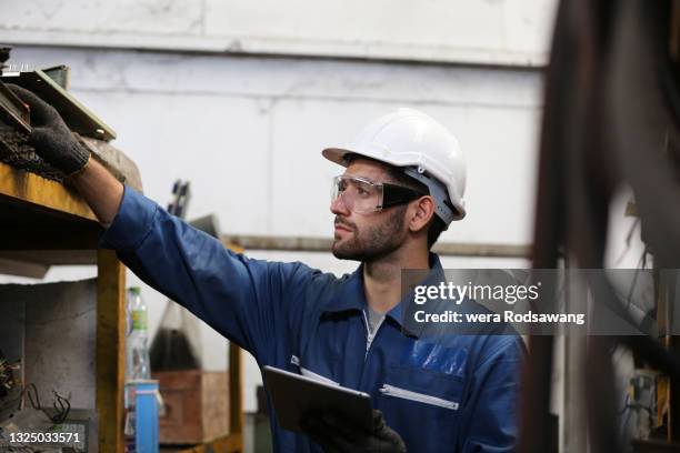 engineer doing inspection waste electronic equipment and computer circuit board in the warehouse - equipamento elétrico equipamento de recreio imagens e fotografias de stock