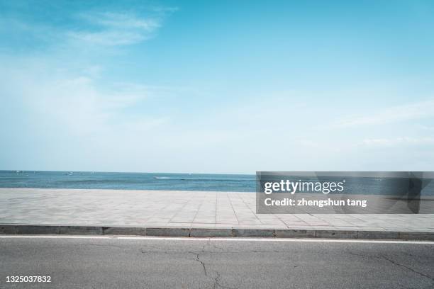 highway by the sea. - paso entablado fotografías e imágenes de stock